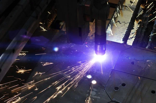 Corte por plasma de metal con CNC, modernas tecnologías industriales. Advertencia: disparo preciso en condiciones difíciles. — Foto de Stock