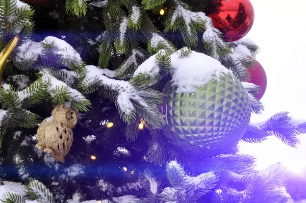 新年和圣诞节 背景与一棵新年树 装饰着五彩缤纷的球 闪光灯 — 图库照片