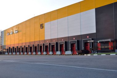 Büyük bir lojistik merkezinin boş yükleme bölümü. Depo.
