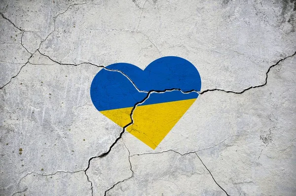 Çatlamış Beton Bir Duvarda Ukrayna Nın Ulusal Bayrağının Bir Kalp — Stok fotoğraf