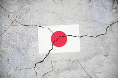 Kırık bir duvarda Polonya bayrağının eski bir resmi. Bir kriz..