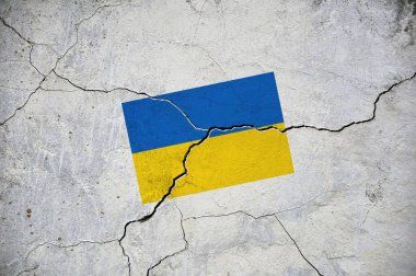 Duvarda çatlak olan Ukrayna bayrağının eski bir resmi. Bir kriz..