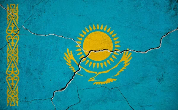 墙上挂着一面有裂缝的哈萨克斯坦国旗 — 图库照片