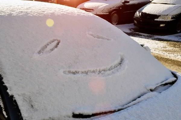 Una Sonrisa Parabrisas Cubierto Nieve Coche Invierno — Foto de Stock