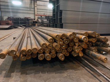 Metal çubuk fabrikasının atölyesinde depolama. Sanayi.