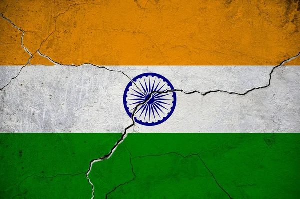 亀裂のある壁にインドの国旗のイメージ — ストック写真