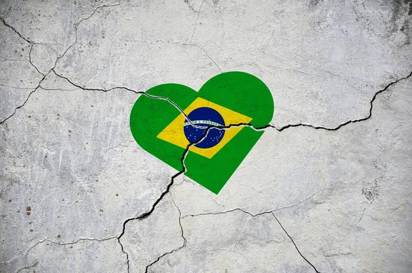 コンクリートの壁にハートの形でブラジルの国旗のシンボル コンセプト — ストック写真