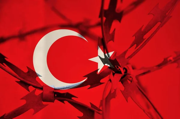 Абстрактное Изображение Государственного Флага Турции Скрученной Колючей Проволокой Репрессии — стоковое фото