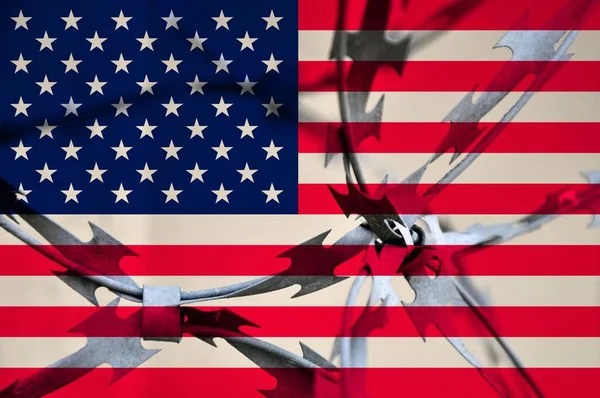 扭曲带刺铁丝网的美国国旗的抽象图像 — 图库照片