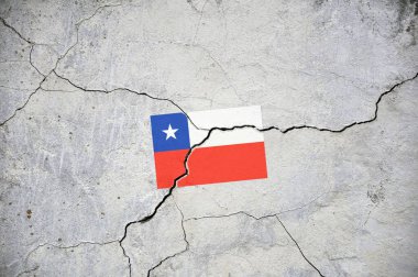 Duvarda çatlak olan Şili bayrağının eski bir resmi. Bir kriz..