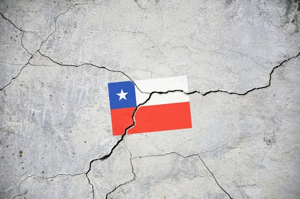 Duvarda çatlak olan Şili bayrağının eski bir resmi. Bir kriz..