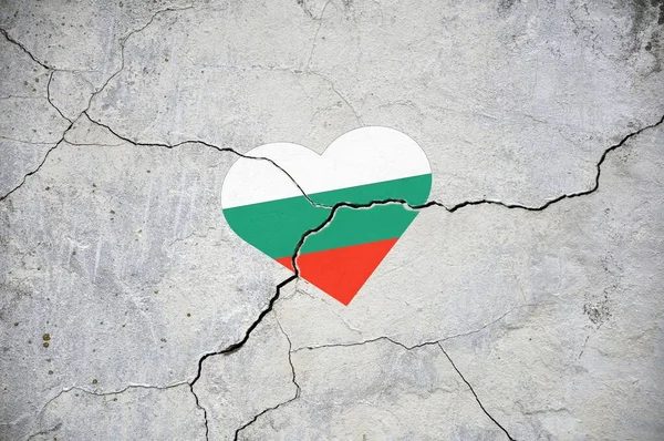 Symbol Narodowej Flagi Bułgarii Postaci Serca Pękniętym Betonowym Murze Pojęcie — Zdjęcie stockowe