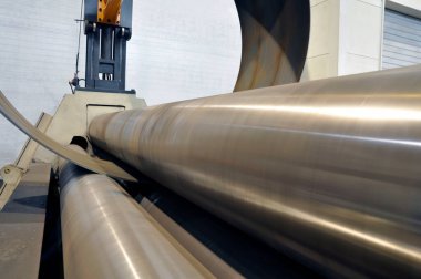 Endüstriyel bir paten makinesinde metal bükme. Sanayi.
