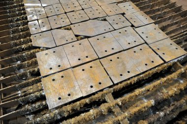 Metal kesimi. Plazma kesme makinesinin üzerinde tamamlanmış parçalar.