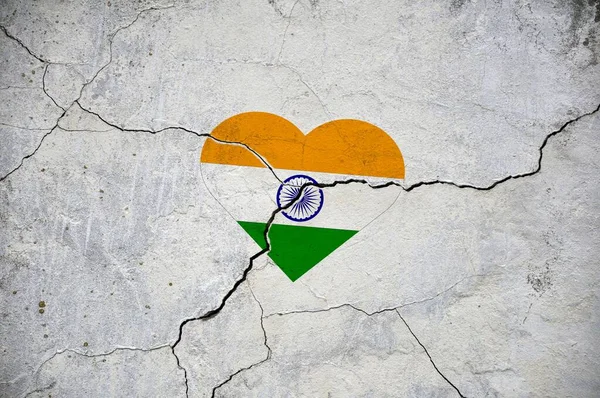 O símbolo da bandeira nacional da Índia na forma de um coração em uma parede de concreto rachado. — Fotografia de Stock