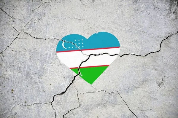 Symbol Narodowej Flagi Uzbekistanu Postaci Serca Pękniętej Betonowej Ścianie Pojęcie — Zdjęcie stockowe