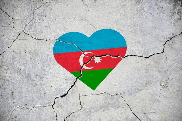 Symbol Narodowej Flagi Azerbejdżanu Postaci Serca Pękniętej Betonowej Ścianie Pojęcie — Zdjęcie stockowe