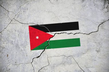 Duvarda çatlak olan Kuzey Makedonya bayrağının eski bir resmi. Bir kriz..