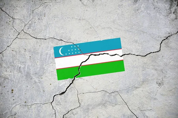 Stary Wizerunek Flagi Uzbekistanu Ścianie Pęknięciem Kryzys — Zdjęcie stockowe