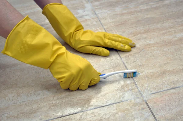 Limpeza Juntas Azulejos Com Uma Escova Dentes Luvas Domésticas Borracha — Fotografia de Stock