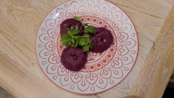 Petrezselyemmel és gránátalmával díszített cékla phali. Kaukázusi grúz étel — Stock videók