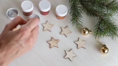 Tahta Noel süslemesi yapma süreci - beş yıldızlı. Dekoupage işlemi. Yeni yıla hazırlık ya da Noel konsepti arka plan video görüntüleri. Seçici odak, üst görünüm