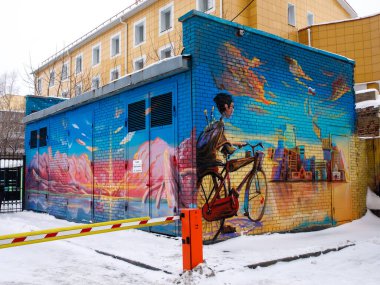 Dmitriy Yablonskiy tarafından yapılan duvar yazısı günbatımı. NOVOSIBIRSK, RUSSIA - 27 Kasım 2021: