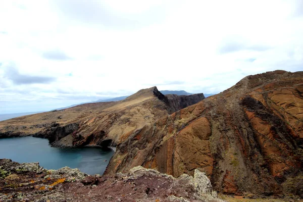 Deniz, gökyüzü ve kayalar Madeira adasının güzellikleridir..