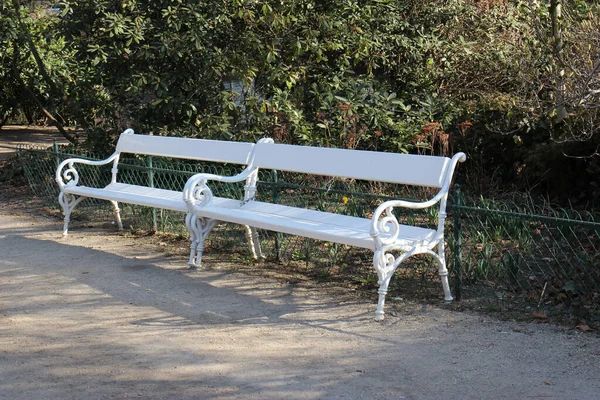 Spa parkındaki şık bankları rahatlatacak bir yer..