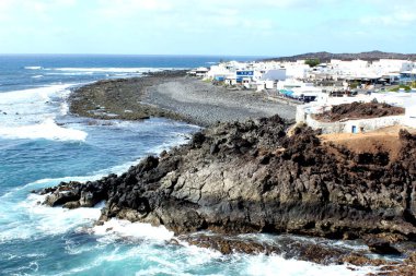 Lanzarote adasının engebeli kıyıları.
