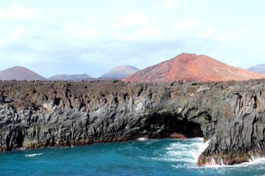 Deniz, kayalıklar ve volkanlar Lanzarote adasının tipik bir görüntüsüdür..