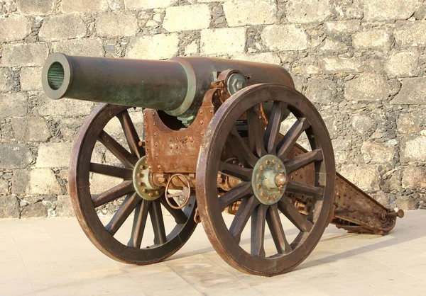 Lanzarote volkanik adasındaki eski limanın koruyucusu..