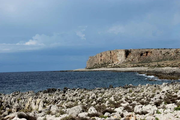 Sicilya adasının deniz ve kayaları.