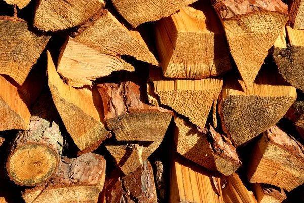 Ahşap mozaika karaçam ağacından yapılmıştır..