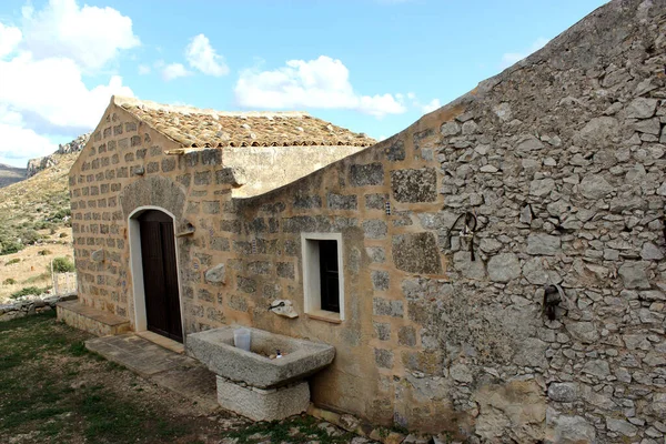 Sicilya dağlarındaki taş dağ evi..