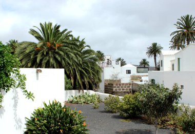 Lanzarote adasında tipik bir mimari gösterisi.