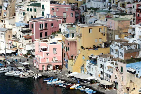 Procida Adası 'nın pitoresk kısmının görüntüsü.