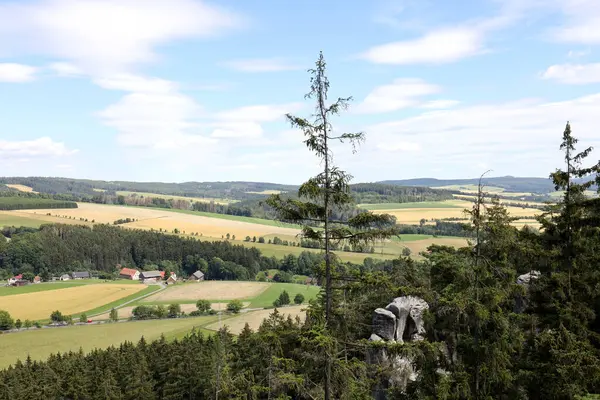 Kayaların tepesinden manzaraya bak..