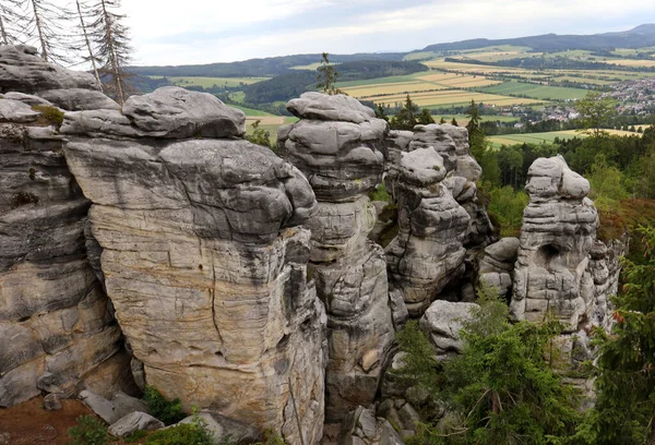 Ostas bölgesindeki kaya kulelerinin görüntüsü.