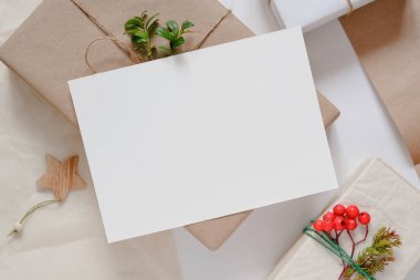 Noel Sıfır Atık Model Kartı, Çevre dostu ambalaj. Ekolojik Noel tatili konsepti, ekolojik dekor.