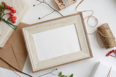 Noel Sıfır atık çerçeve modeli, çevre dostu ambalajlar. Ekolojik Noel tatili konsepti, ekolojik dekor.