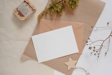 Noel Sıfır Atık Model Kartı, Çevre dostu ambalaj. Ekolojik Noel tatili konsepti, ekolojik dekor.