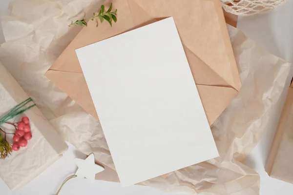 Carta mockup Natale Zero rifiuti, imballaggio ecologico. Ecologico concetto di vacanza di Natale, arredamento ecologico. — Foto Stock