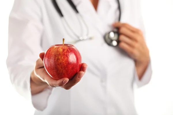 Vrouwelijke arts met apple — Stockfoto
