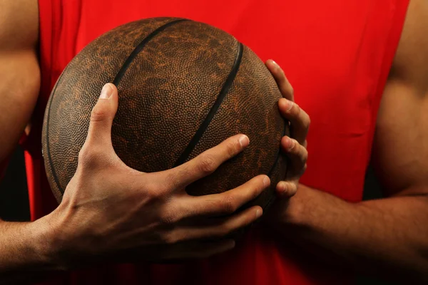 Jogador de basquete segurando bola — Fotografia de Stock