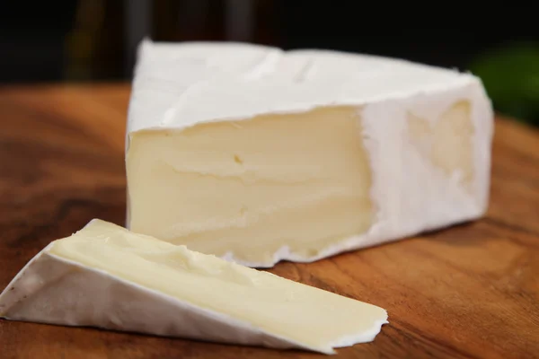 Käse auf dem Tisch — Stockfoto