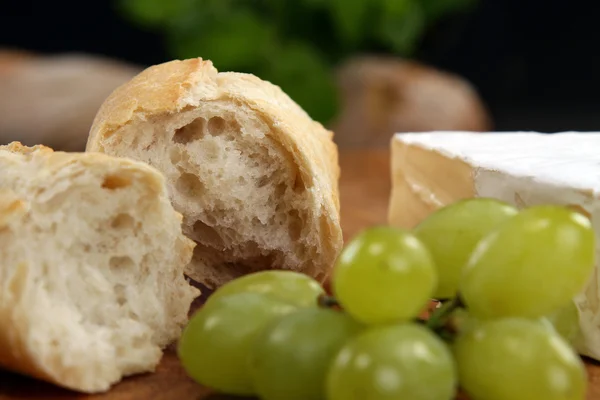 Cheese, bread and grapes — Stock Photo, Image