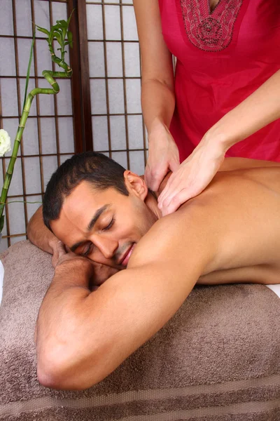 Jonge man ontvangen van massage — Stockfoto