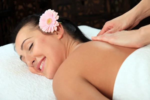Jonge vrouw ontvangt massage — Stockfoto