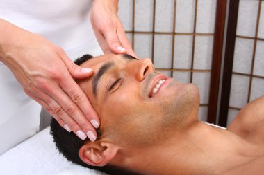 genç adam masaj aldıktan